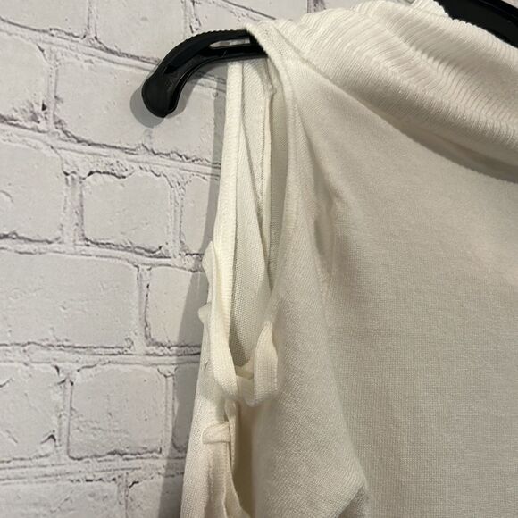 Hooked Up By IOT Shoulder Showing Sweater Size Large - Picture 5 of 5